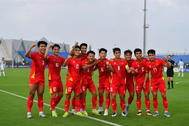 Quan sát diễn biến trận đấu và đối thủ