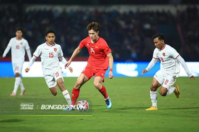 Gà chọi thể hiện kỹ năng đá độc đáo trong trận đấu